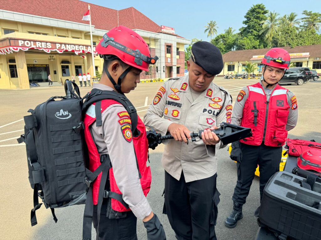 Sat Samapta Polres Pandeglang Menggelar Giat Latkatpuan Pengenalan Peralatan SAR di Halaman Polres Pandeglang 4 WhatsApp Image 2024 07 24 at 16.24.27