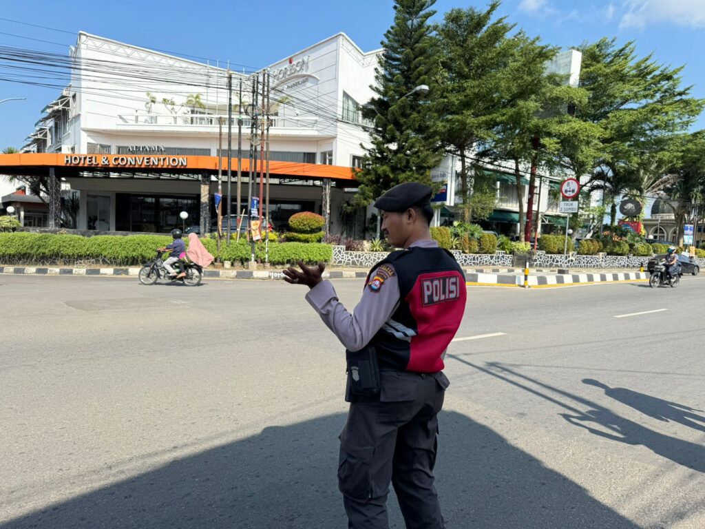 Sat Samapta Polres Pandeglang Gelar Kegiatan Gatur Lalin di Persimpangan Cigadung 2 WhatsApp Image 2024 07 24 at 16.26.57 1