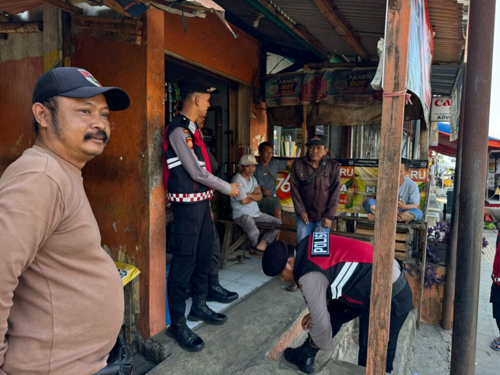 Sat Samapta Polres Pandeglang Menggelar Kegiatan Dialogis di Pasar Badak Pandeglang 3 WhatsApp Image 2024 07 24 at 16.26.57