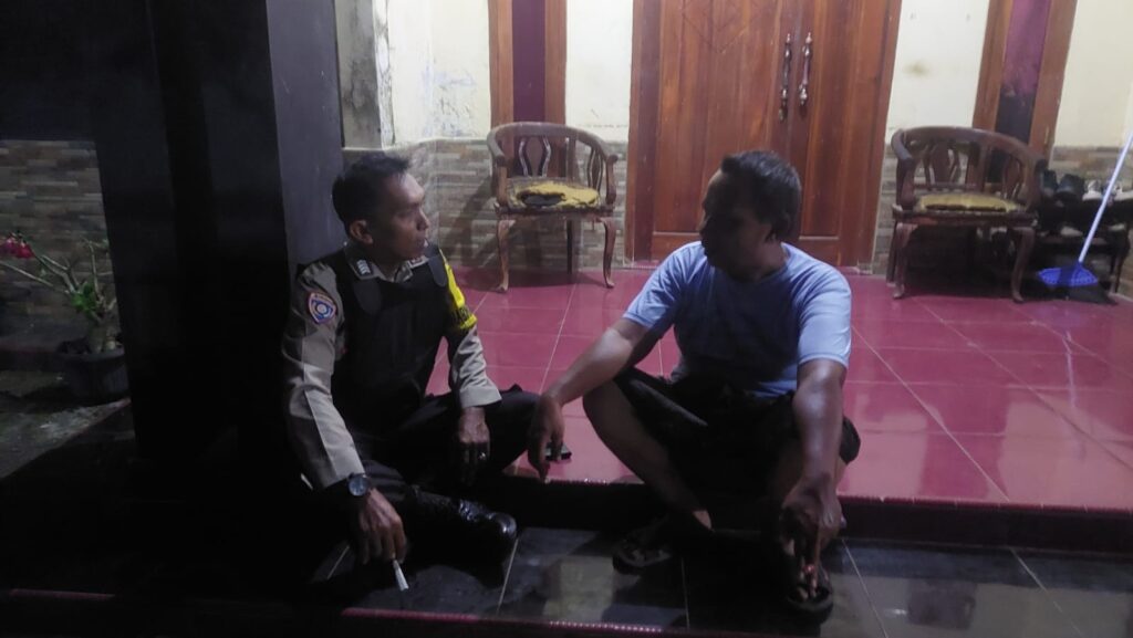 Bripka Yudi Polsek Carita Berdialog dengan Tokoh Masyarakat saat Patroli Malam di Desa Pejamben 8 WhatsApp Image 2024 07 24 at 23.16.53