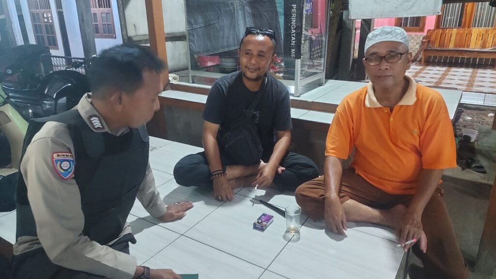 Personil Polsek Carita Bripka Yudi Sambangi Tokoh Masyarakat Malam Hari di Desa Carita 9 WhatsApp Image 2024 07 24 at 23.18.31