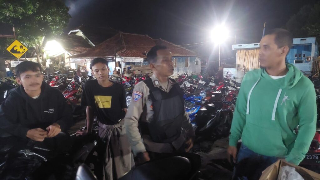 Personil Polsek Carita Bripka Yudi Beri Himbauan kepada Petugas Parkir Pasar Malam 10 WhatsApp Image 2024 07 24 at 23.21.02