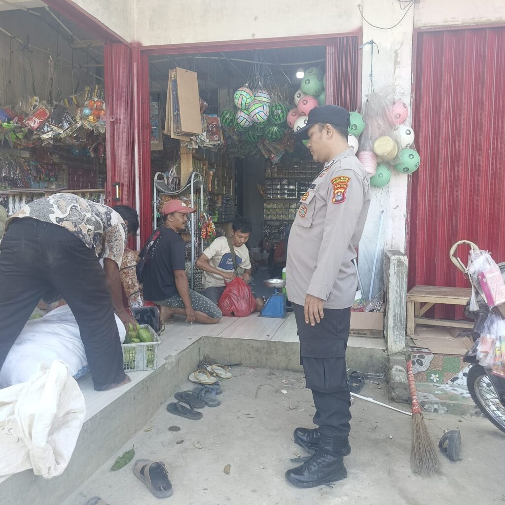 Polsek Picung Gelar Sambang Dialogis dengan Penjual Buah-buahan di Desa Cililitan 2 WhatsApp Image 2024 07 24 at 23.23.08