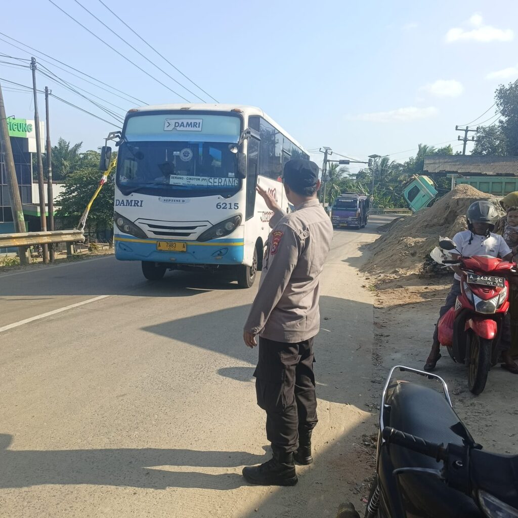 Polsek Picung Gelar Strong Point Pengaturan Lalu Lintas Cegah Kemacetan 3 WhatsApp Image 2024 07 24 at 23.24.01