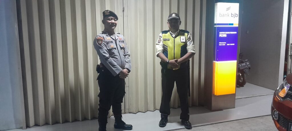 Patroli Malam Hari, Polsek Picung Cek Keamanan di Perbankan dan Lakukan Dialogis dengan Satpam Bank 5 WhatsApp Image 2024 07 24 at 23.24.44