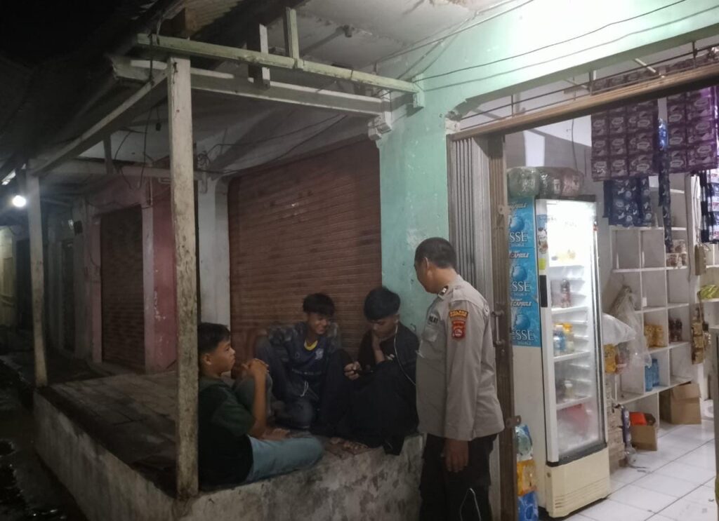 Cegah Gangguan Kamtibmas, Kanit Samapta Polsek Angsana Rutin Patroli Malam 9 WhatsApp Image 2024 07 25 at 05.34.25