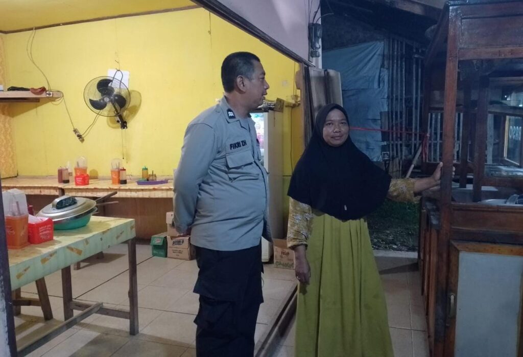 Anggota Piket Polsek Angsana Polres Pandeglang Laksanakan Patroli Dialogis Sasar Pertokoan 1 WhatsApp Image 2024 07 25 at 05.34.50