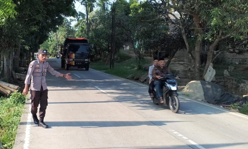 Anggota Piket Polsek Angsana Polres Pandeglang Laksanakan Strongpoint Sore 8 WhatsApp Image 2024 07 25 at 05.35.22