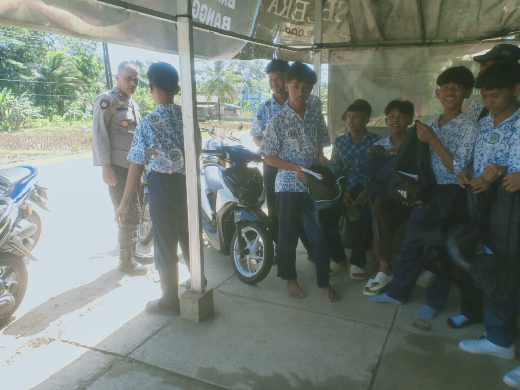 Kapolsek Angsana Pimpin Patroli dan KRYD untuk Antisipasi Kejahatan dan Peredaran Miras/Narkoba 1 WhatsApp Image 2024 07 25 at 05.35.58
