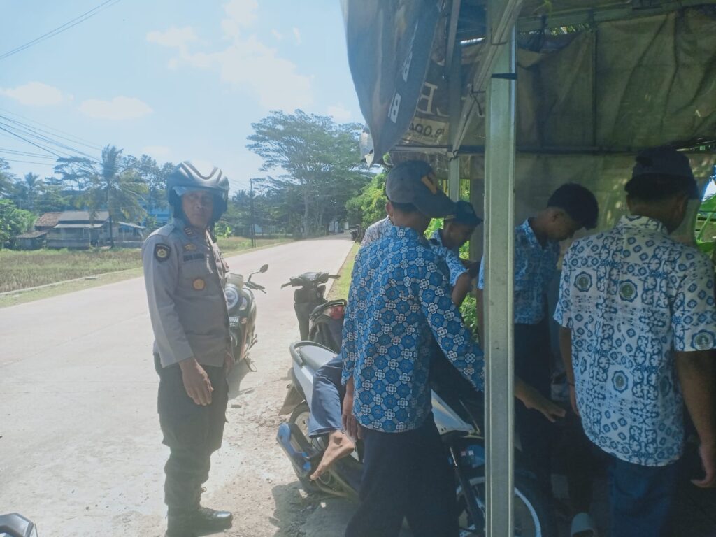 Kapolsek Angsana Pimpin Patroli KRYD untuk Antisipasi Kejahatan dan Peredaran Narkoba 2 WhatsApp Image 2024 07 25 at 05.36.05