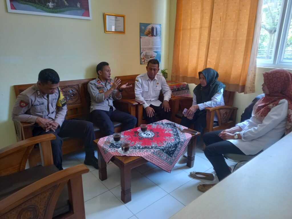 Polsek Saketi Berikan Sosialisasi Kenakalan Remaja dan Bahaya Narkoba Kepada pelajar SMA 10 Cisata 3 WhatsApp Image 2024 07 25 at 06.10.58