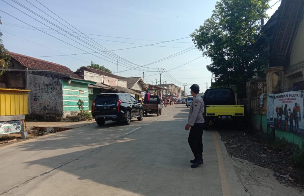 Personil Polsek Bojong Polres Pandeglang Gelar Strong Point di Jalan Raya Saketi - Malingping 6 WhatsApp Image 2024 07 25 at 07.58.25