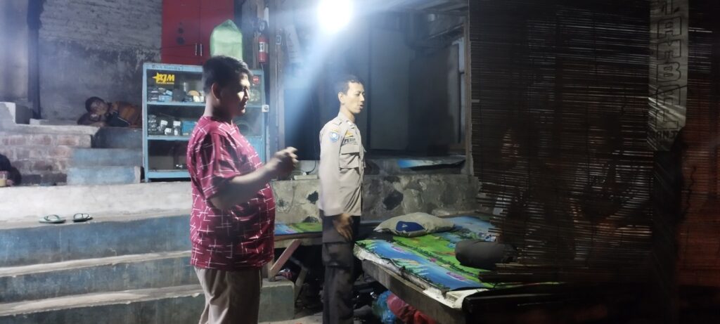 Personil Polsek Bojong Polres Pandeglang Gelar Patroli Malam di Desa Binaan 7 WhatsApp Image 2024 07 25 at 07.58.35