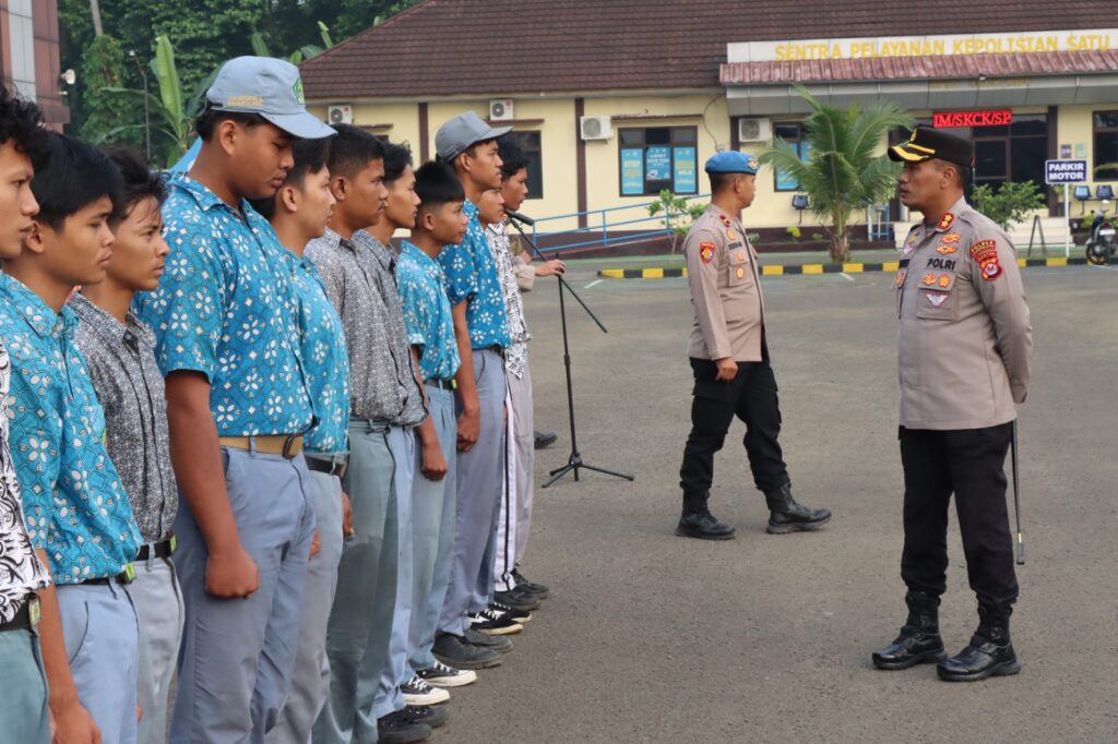 Kapolres Pandeglang Berikan Arahan kepada Sejumlah Anak SMA yang Terlibat dalam Tawuran di Mapolres Pandeglang 2 WhatsApp Image 2024 07 25 at 10.59.11