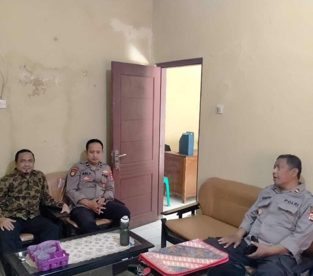 Kapolsek Bojong Polres Pandeglang Sambangi Kantor Desa Cijakan Bahas Kondusifitas Wilayah 9 WhatsApp Image 2024 07 25 at 13.35.21