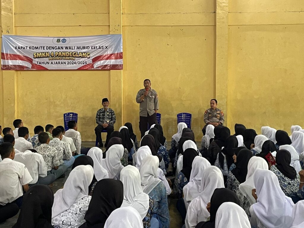 Polsek Bojong Polres Pandeglang Gelar Sosialisasi kepada Siswa-Siswi SMKN 4 Pandeglang untuk Antisipasi Tawuran Antar Pelajar 5 WhatsApp Image 2024 07 25 at 15.42.58