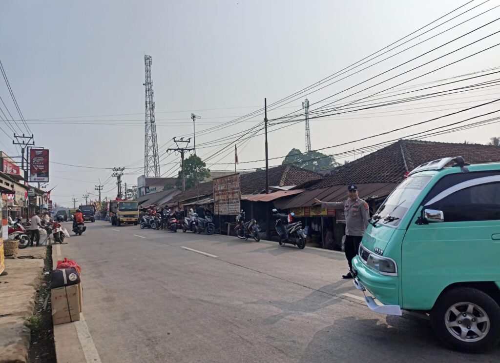 Personil Polsek Bojong Polres Pandeglang Laksanakan Kegiatan Pengaturan Sore Hari untuk Kelancaran Arus Lalu Lintas 6 WhatsApp Image 2024 07 25 at 16.12.21