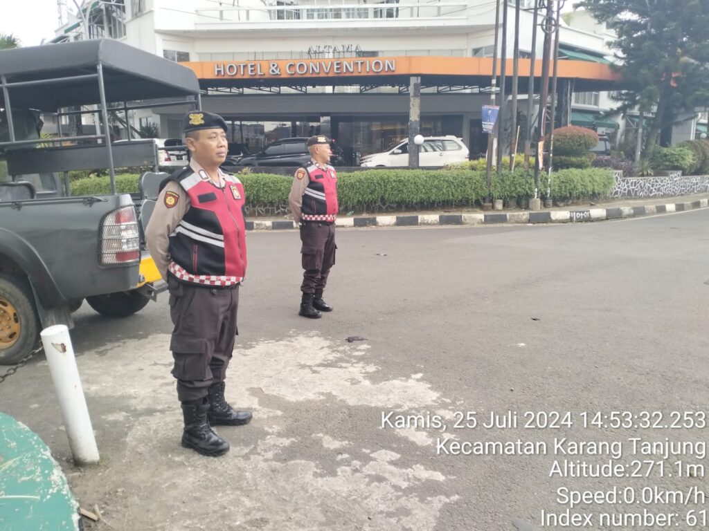 Sat Samapta Polres Pandeglang Melaksanakan Patroli di Pertigaan Cigadung untuk Menciptakan Lalu Lintas yang Aman dan Kondusif 4 WhatsApp Image 2024 07 25 at 17.16.57 1