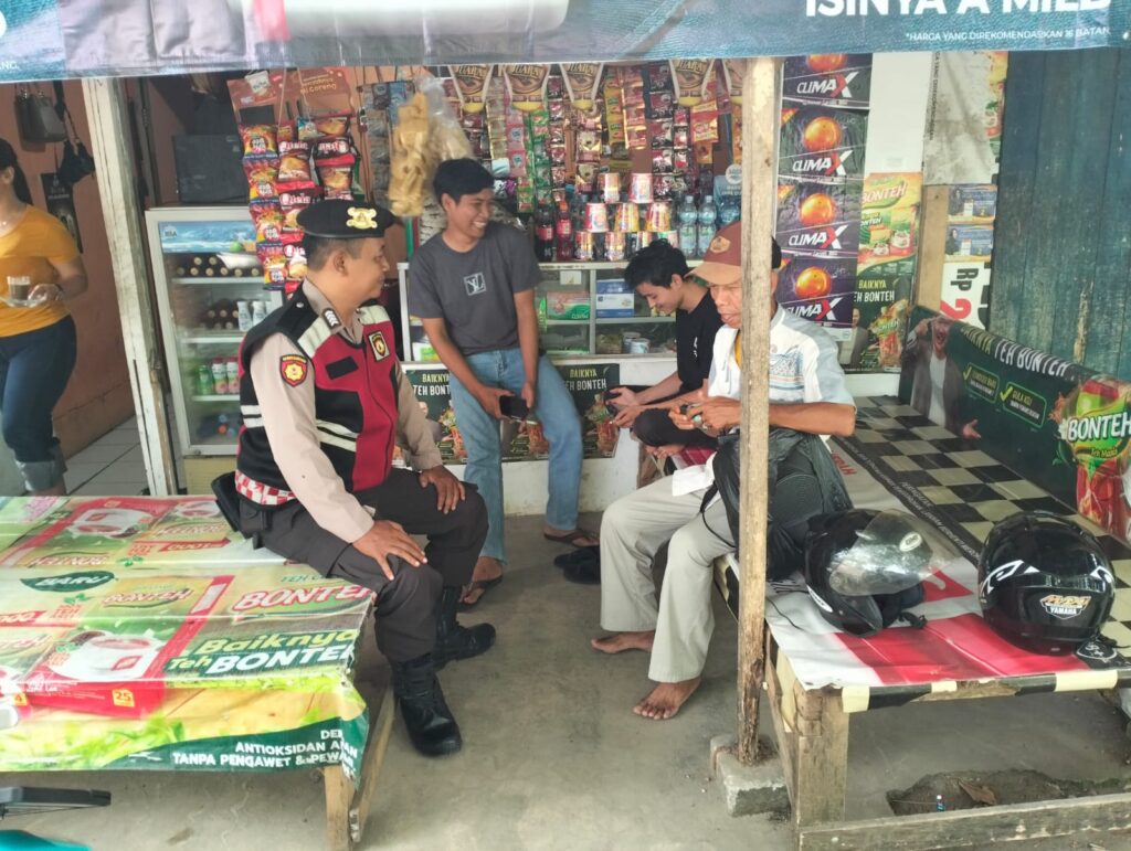 Personil Sat Samapta Polres Pandeglang Gelar Patroli Dialogis di Terminal Kadubanen untuk Ciptakan Kondusifitas 5 WhatsApp Image 2024 07 25 at 17.16.57