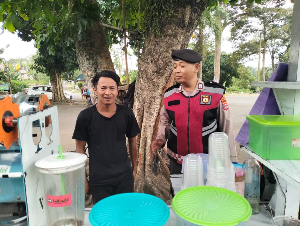 Personil Sat Samapta Polres Pandeglang Sambangi Pedagang di Stadion Badak Pandeglang untuk Mencegah Tindak Kriminalitas 2 WhatsApp Image 2024 07 25 at 17.16.58