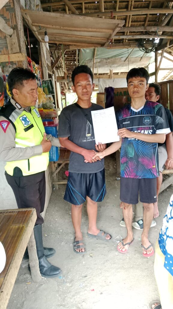 Bripka Bobi Unit Lantas Polsek Carita Berikan Himbauan Kamtibcar Lantas Kepada Masyarakat 3 WhatsApp Image 2024 07 25 at 21.19.42