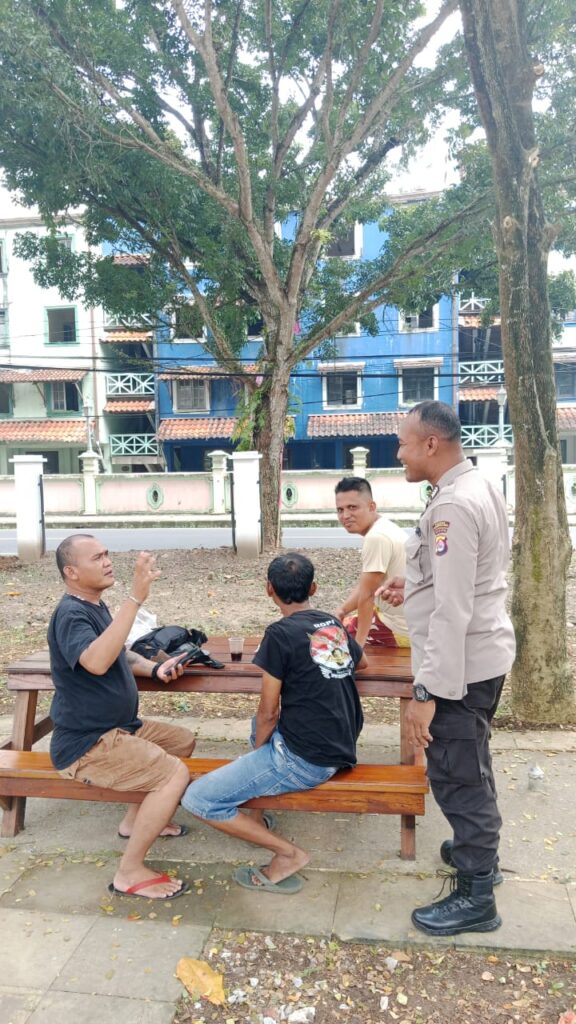 Bripka Eko Personil Polsek Carita Melaksanakan Patroli Dialogis Ke Pantai Carita 4 WhatsApp Image 2024 07 25 at 21.44.13
