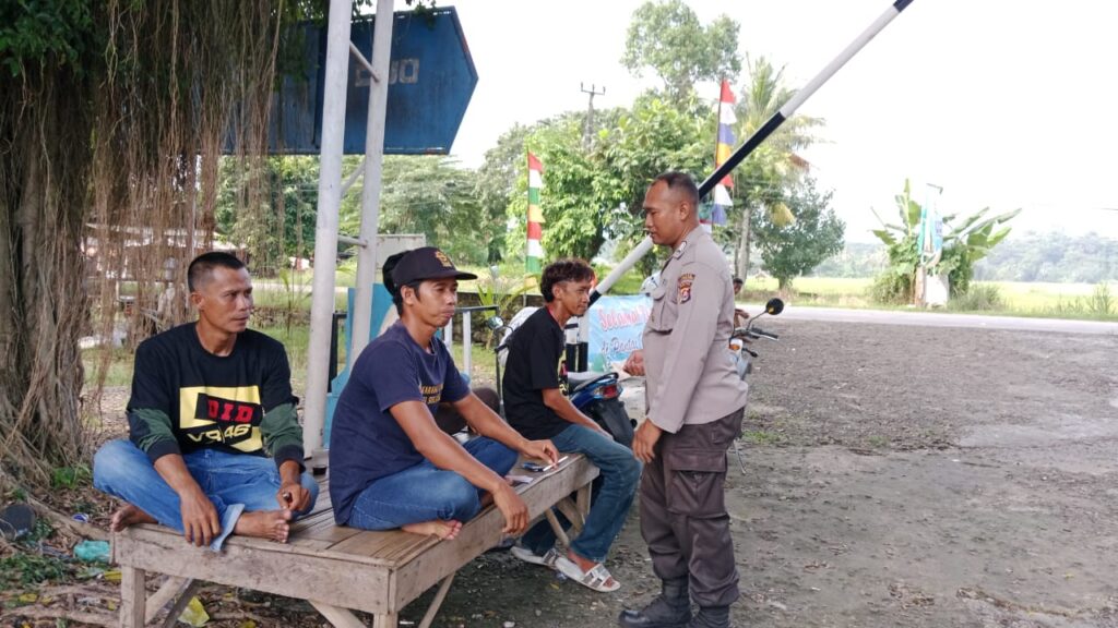 Personil Polsek Carita Bripka Eko Melaksanakan Patroli Wisata Ke Pantai Matahari 5 WhatsApp Image 2024 07 25 at 21.46.31