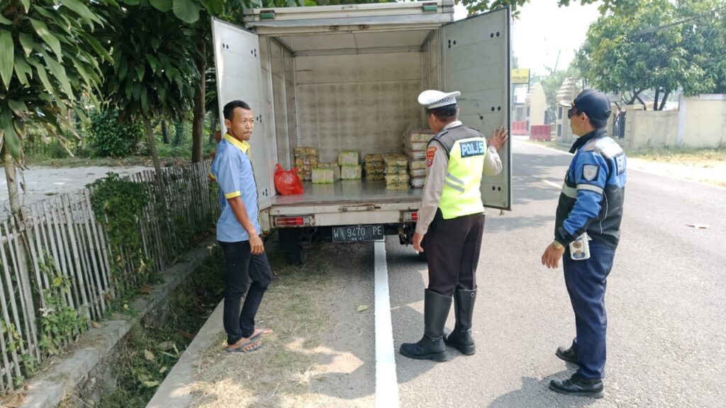 Bripka Bobi Unit Lantas Polsek Carita Melaksanakan Pengecekan Kendaraan Umum Bersama Dishub 6 WhatsApp Image 2024 07 25 at 21.49.17
