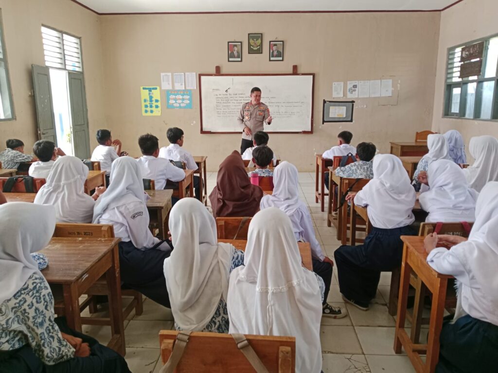 Polsek Cikedal Berikan Penyuluhan Hukum Terkait Kenakalan Remaja di SMPN 1 Cikedal 7 WhatsApp Image 2024 07 25 at 23.45.16