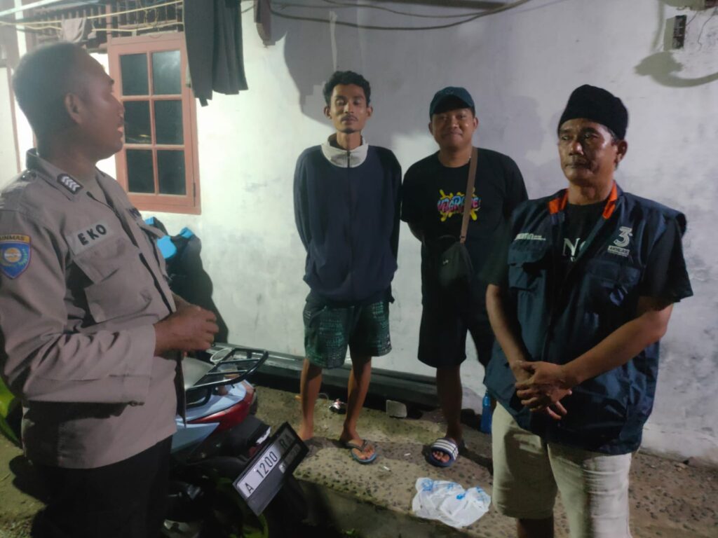 Patroli Malam Personil Polsek Carita Bripka Eko ke Desa Sukarame 8 WhatsApp Image 2024 07 26 at 01.12.58