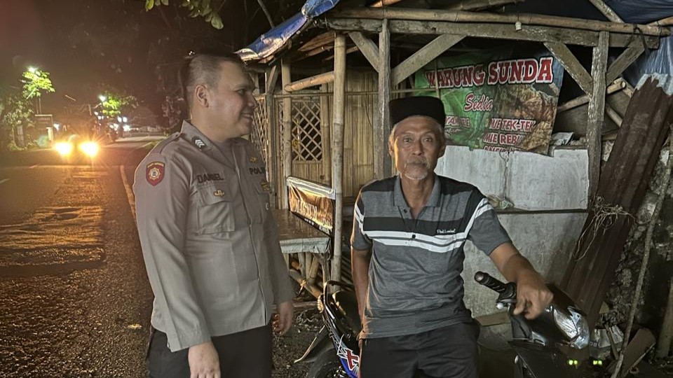 Personil Polsek Carita Brigpol Daniel Laksanakan Patroli Dialogis Malam Hari kepada Masyarakat 9 WhatsApp Image 2024 07 26 at 01.14.38