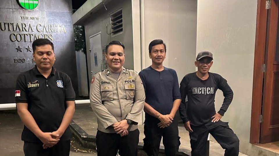Personil Polsek Carita Brigpol Daniel Melaksanakan Patroli Malam di Hotel Mutiara dan Berbincang dengan Satpam 10 WhatsApp Image 2024 07 26 at 01.18.45