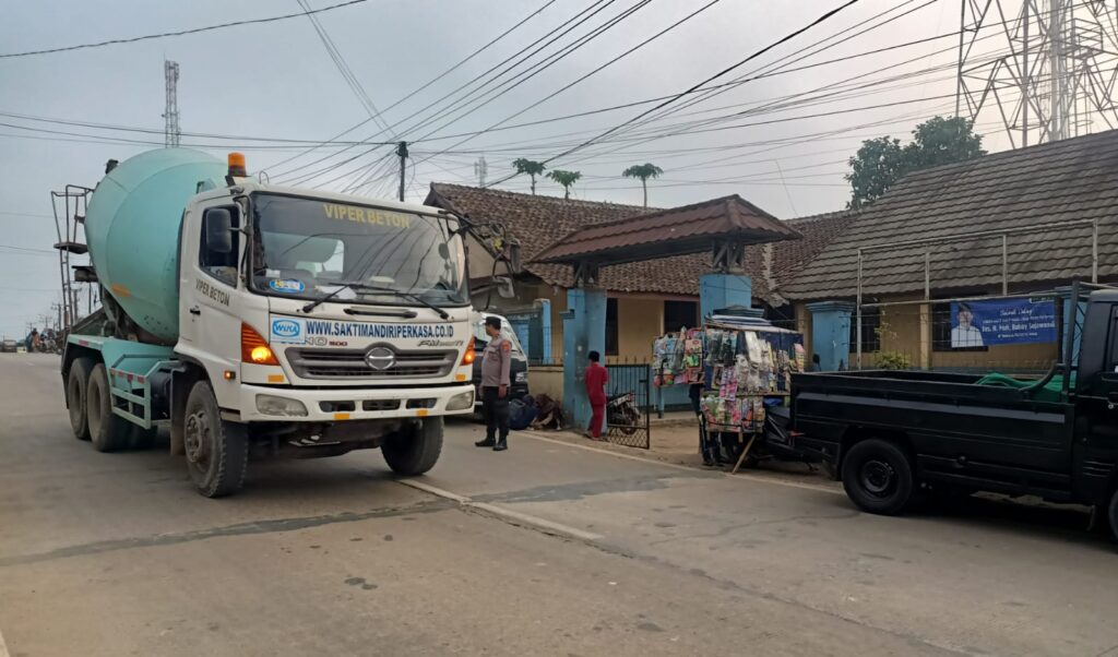 Personil Polsek Bojong Polres Pandeglang Laksanakan Pengaturan Lalulintas di Jalan Raya Saketi - Malingping 1 WhatsApp Image 2024 07 26 at 08.24.45
