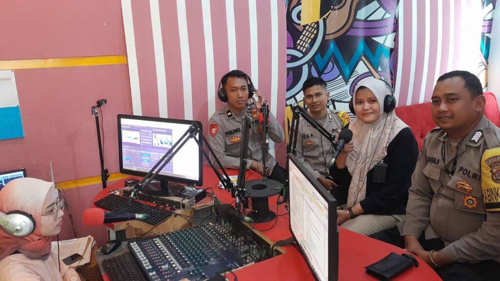 Polsek Pandeglang Gelar Talkshow di Radio Muara Paranti Terkait Pelayanan SKCK Online yang Mendapatkan Penghargaan dari Kompolnas Award 4 WhatsApp Image 2024 07 26 at 08.47.49