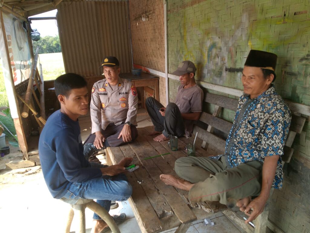 Kapolsek Angsana Pimpin Patroli Dialogis di Desa Cikayas 4 WhatsApp Image 2024 07 26 at 20.12.29