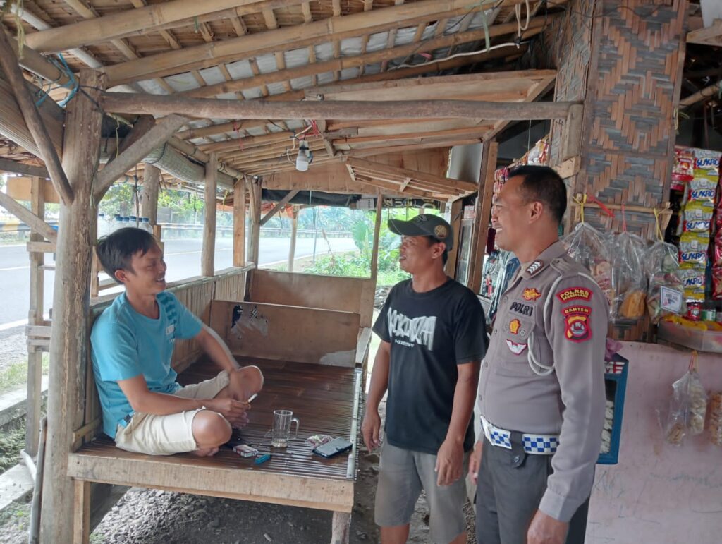 Patroli Siang oleh Bripka Yundar dari Polsek Carita di Desa Sukarame 6 WhatsApp Image 2024 07 26 at 21.36.43