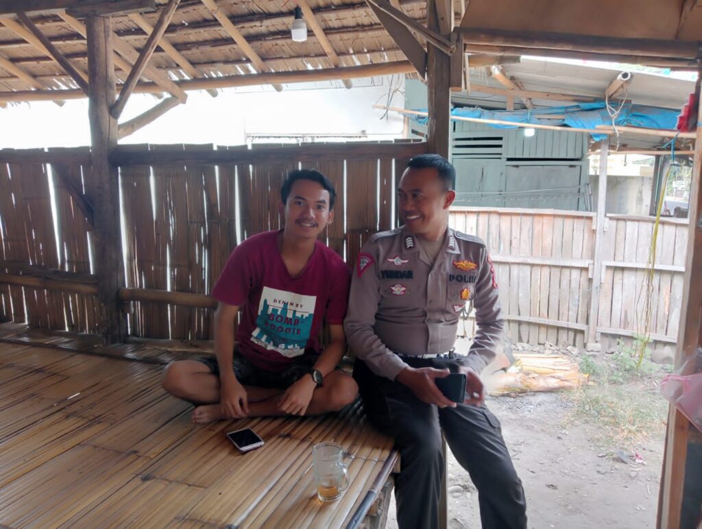 Patroli Dialogis Bripka Yundar dari Polsek Carita Bersama Warga Desa Sukarame 7 WhatsApp Image 2024 07 26 at 21.50.15