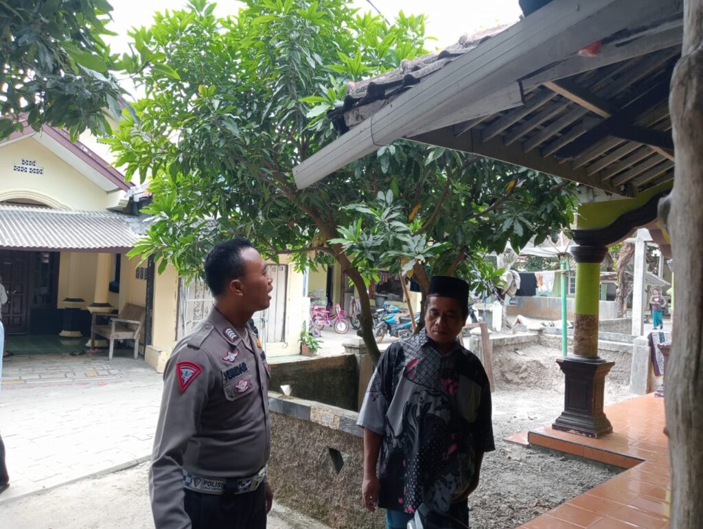 Bripka Yundar dari Polsek Carita Berbincang dengan Tokoh Masyarakat Desa Sukarame 8 WhatsApp Image 2024 07 26 at 21.54.13