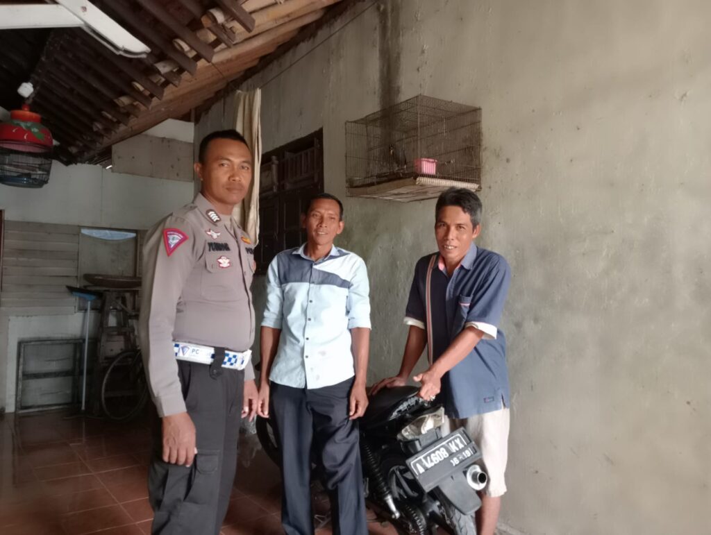Bripka Yundar dari Unit Lantas Polsek Carita Beri Himbauan Tertib Berlalu Lintas kepada Masyarakat 9 WhatsApp Image 2024 07 26 at 21.56.58