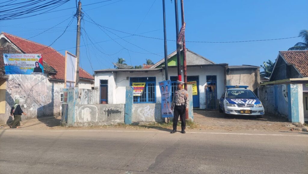 AIPTU Joko Bagus, Kanit Lantas Polsek Carita, Laksanakan Strong Point di Pasar Carita 10 WhatsApp Image 2024 07 26 at 22.03.59