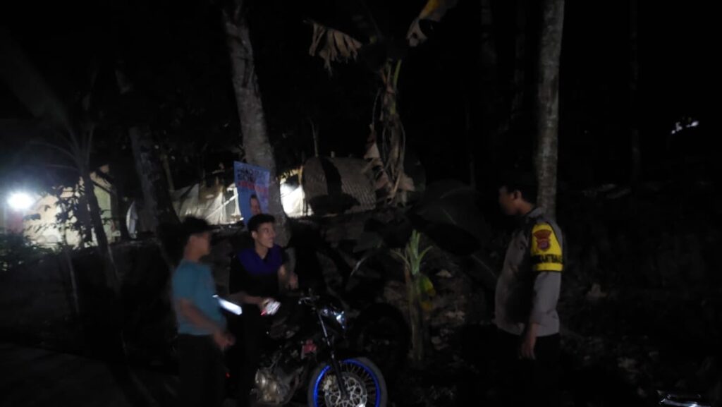 Laksanakan Patroli Malam Polsek Patia Himbau Warga Sama Sama Jaga Kamtibmas 1 WhatsApp Image 2024 07 27 at 00.37.25