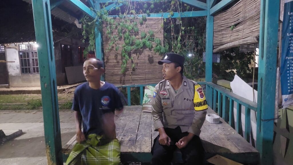 Lakukan Patroli Malam Bhabinkamtibmas Polsek Patia Sampaikan Pesan Kamtibmas 2 WhatsApp Image 2024 07 27 at 00.39.25