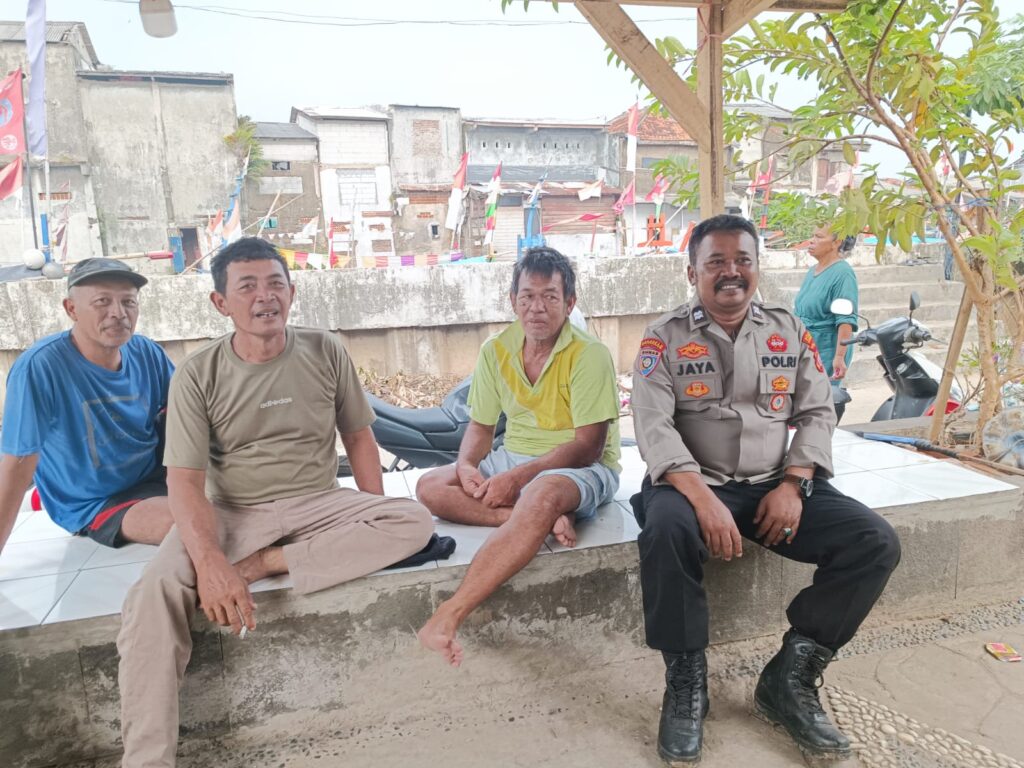 Bhabinkamtibmas Polsek Labuan Sambangi Warga, Jalin Silaturahmi dan Ciptakan Kamtibmas Kondusif 3 WhatsApp Image 2024 07 27 at 00.56.15