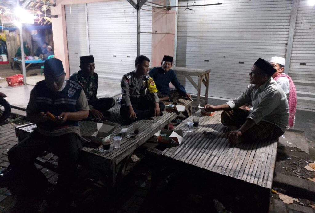 Polsek Labuan Menggelar Patroli Dekatkan Diri dengan Masyarakat 4 WhatsApp Image 2024 07 27 at 00.56.44
