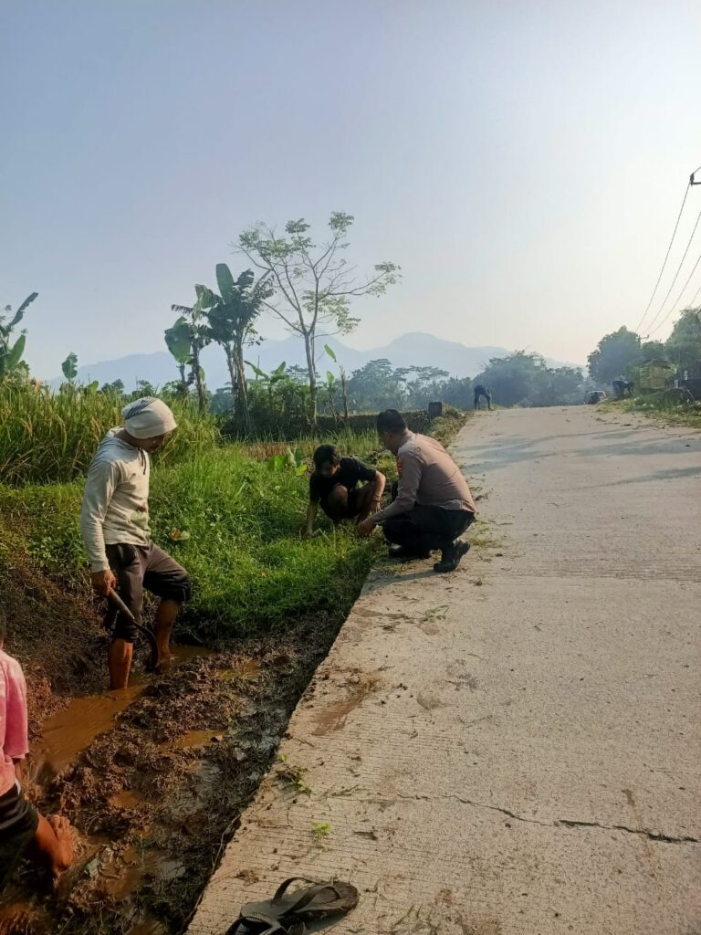 Bhabinkamtibmas Polsek Pulosari Bersama Warga Desa Karyawangi Melaksanakan Gotong Royong Bersihkan Jalan 6 WhatsApp Image 2024 07 27 at 01.00.33