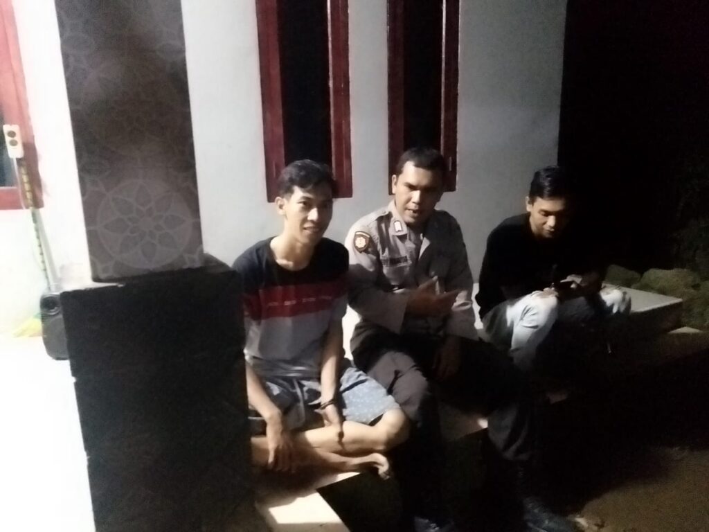 Bhabinkamtibmas Polsek Pulosari Sambangi Masyarakat Desa Koranji, Mengajak Untuk Turut Serta Dalam Menjaga Kamtibmas 8 WhatsApp Image 2024 07 27 at 01.01.34