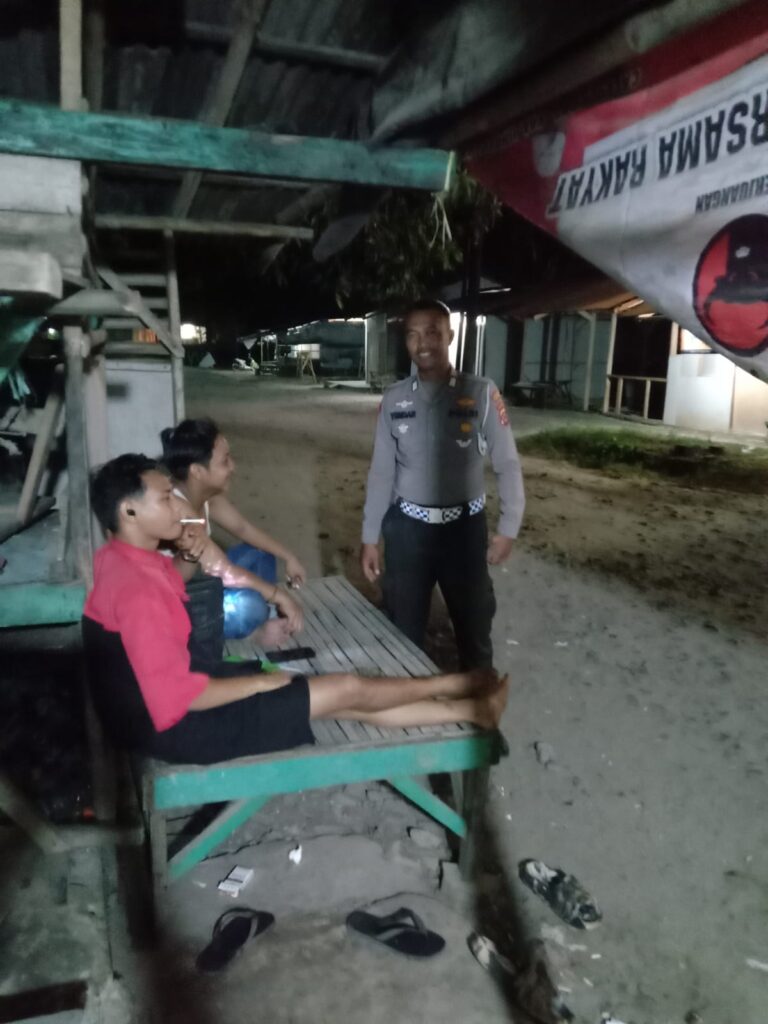 Patroli Malam Personil Polsek Carita Bripka Yundar Sambangi Masyarakat pada Jam Rawan 10 WhatsApp Image 2024 07 27 at 05.41.54