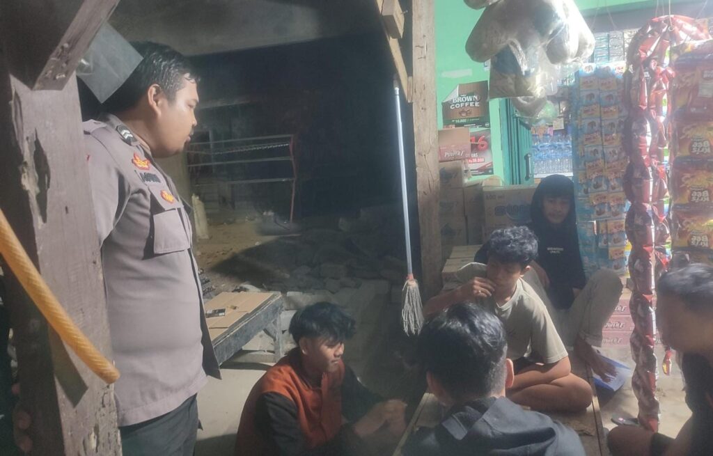 Bhabinkamtibmas Polsek Angsana Polres Pandeglang Briptu Agung Rutin Patroli Malam 9 WhatsApp Image 2024 07 27 at 19.47.01