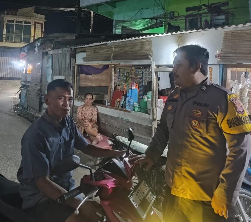 Bhabinkamtibmas Polsek Angsana Polres Pandeglang Laksanakan Patroli Dialogis di Desa Angsana 10 WhatsApp Image 2024 07 27 at 19.47.15