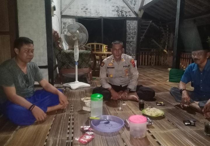 Kapolsek Angsana AKP Eman Rahman Kunjungi Rumah Kepala Desa Kramatmanik, Ajak Bersinergi Jaga Kamtibmas 2 WhatsApp Image 2024 07 27 at 19.48.00